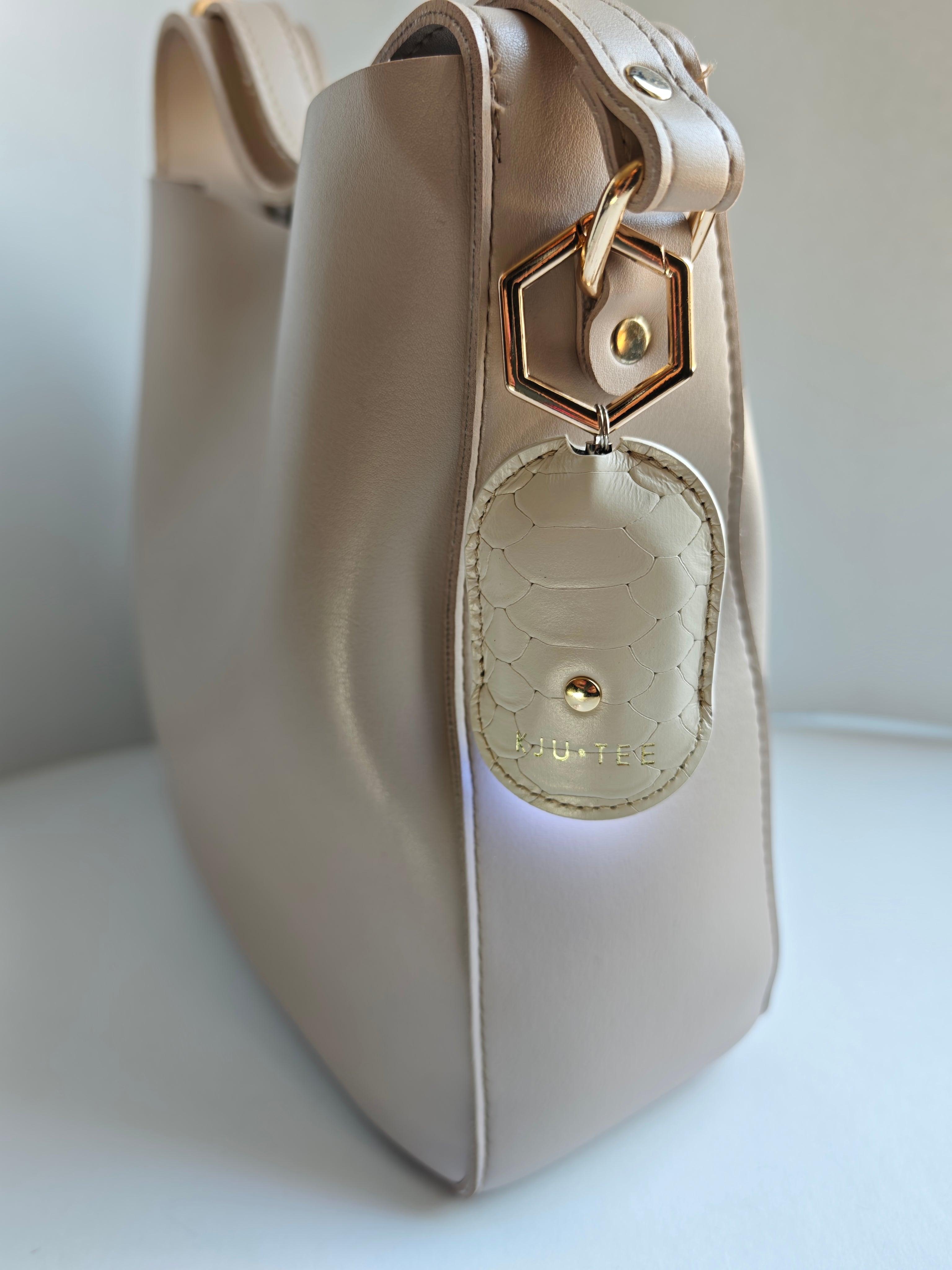 Beige and gold croco