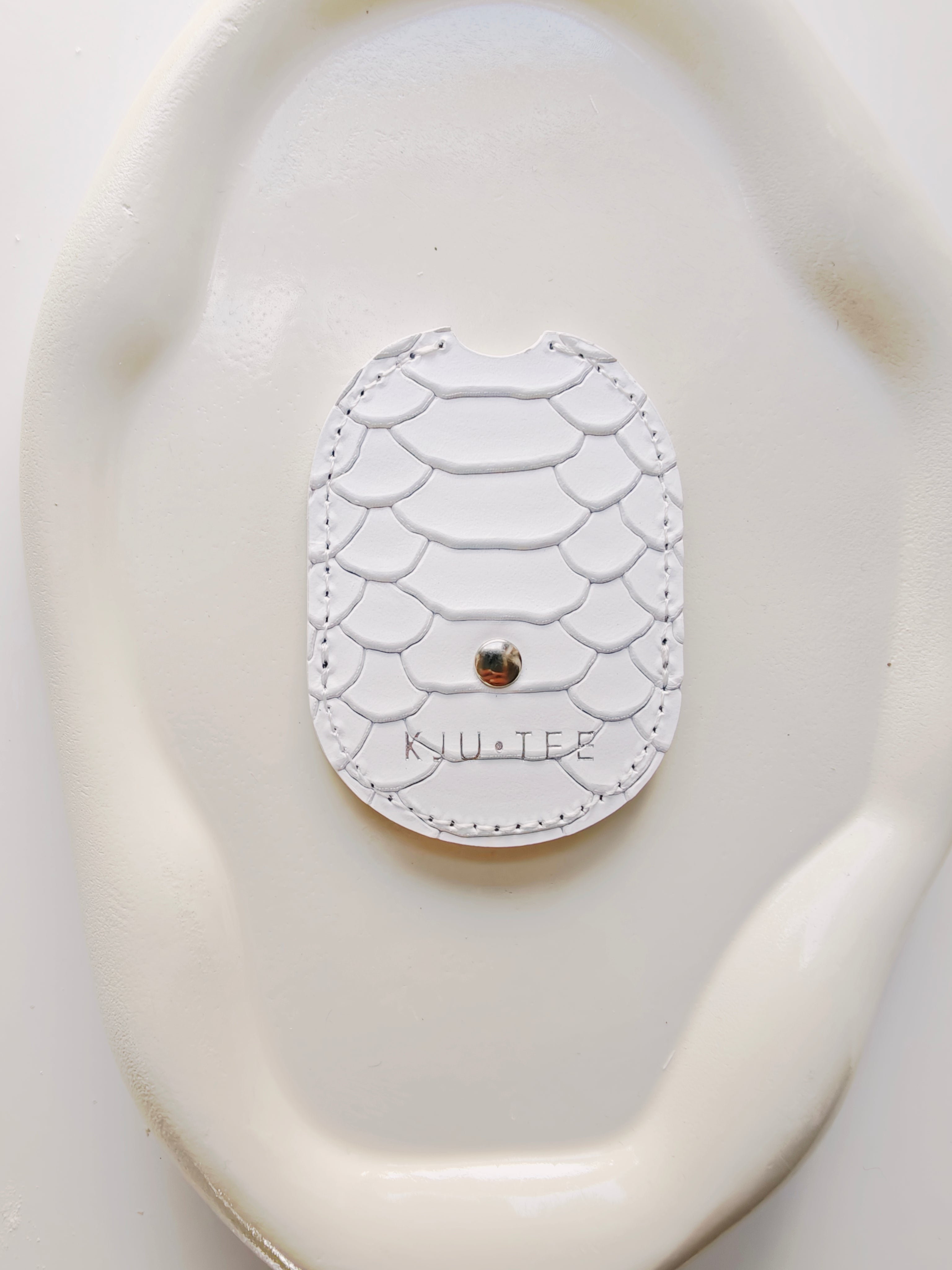 White and silver croco